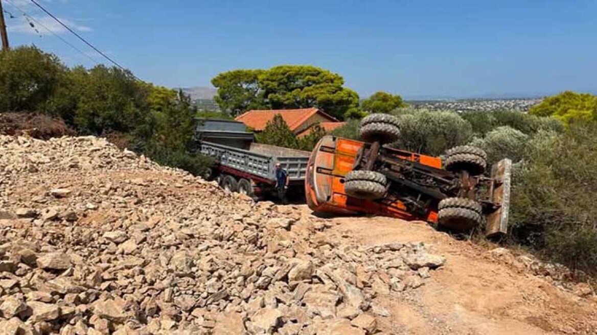 Μπουλντόζα αναποδογύρισε στην Βορινέζα Αρτέμιδας, σώος ο χειριστής, δείτε βίντεο και φωτογραφίες
