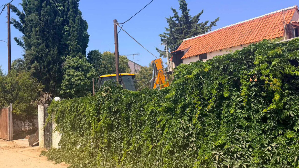 Εγώ δεν είχα δει τη γιαγιά, λέει γείτονας για την σορό που βρέθηκε σε αυλή σπιτιού στον Μαραθώνα