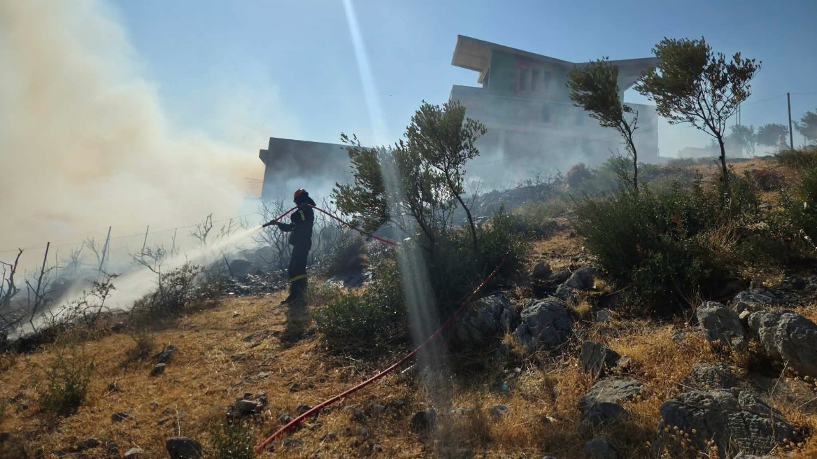 Χωρίς ενεργό μέτωπο η φωτιά στην Ανάβυσσο, ξεκίνησε από ΙΧ και επεκτάθηκε σε χαμηλή βλάστηση