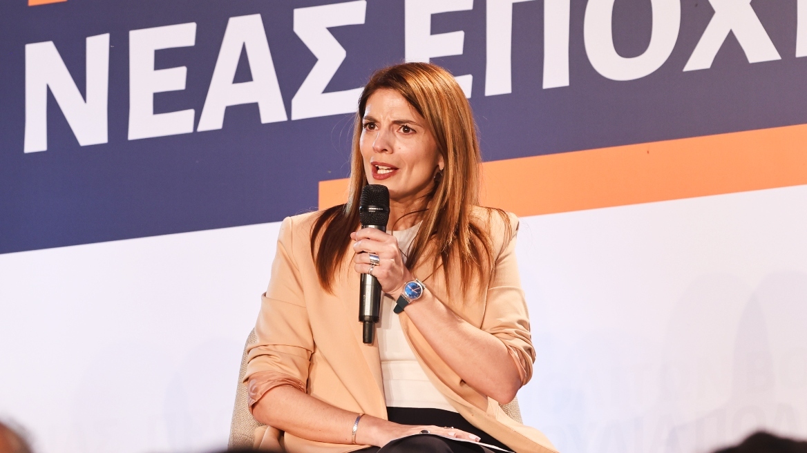 «Άλλο το ομόλογο, άλλο η καρφίτσα και το κόσμημα», λέει η αναπληρώτρια εκπρόσωπος του Τσίπρα μετά τις δηλώσεις Παππά για τις θυρίδες