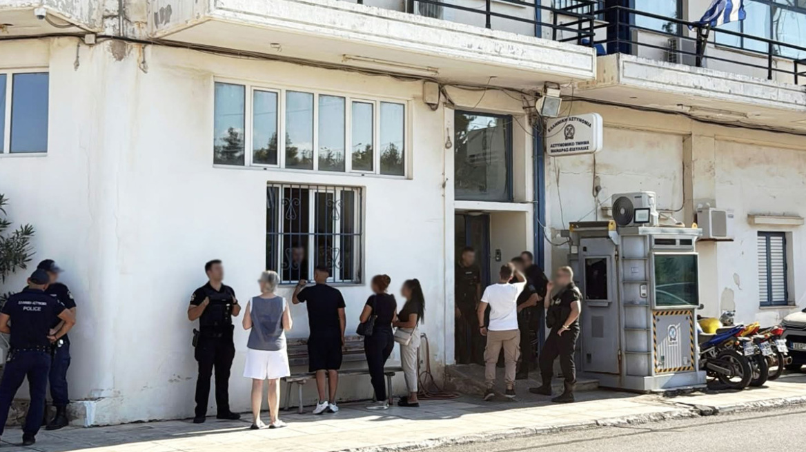 Άνδρας εισέβαλε στο ΑΤ Μάνδρας και επιτέθηκε σε αστυνομικό με μαχαίρι, τον πυροβόλησαν στον θώρακα