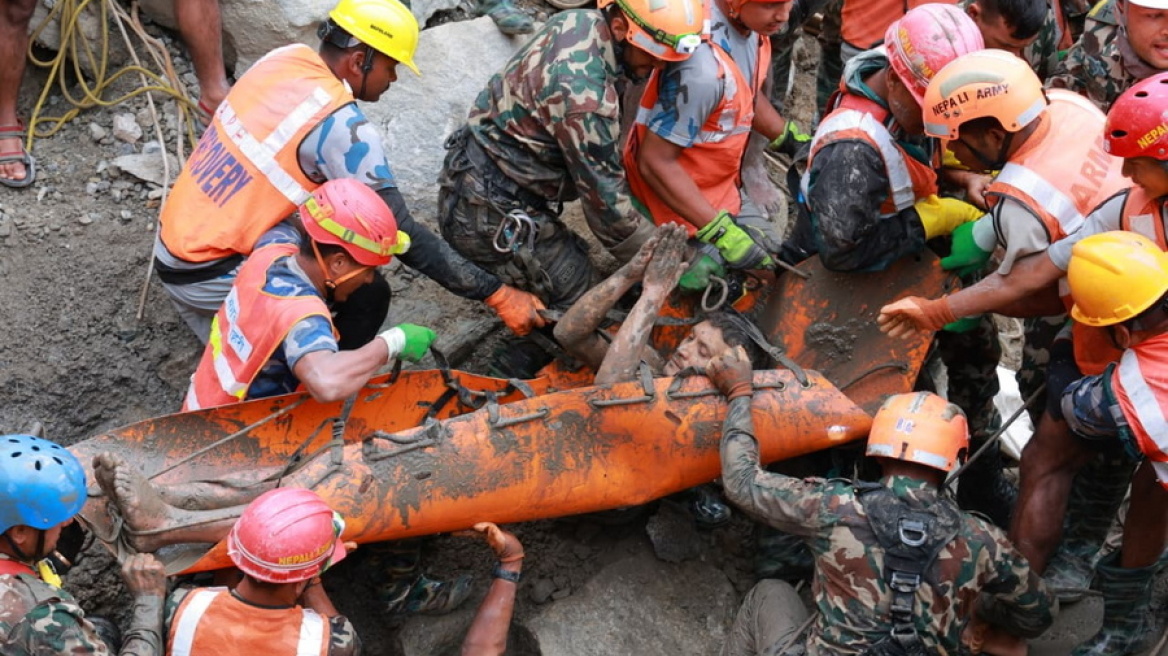 Συγκλονιστικές εικόνες: Η στιγμή που δύο εργάτες ανασύρονται ζωντανοί από σήραγγα στο Νεπάλ μετά από 9 μέρες στο σκοτάδι