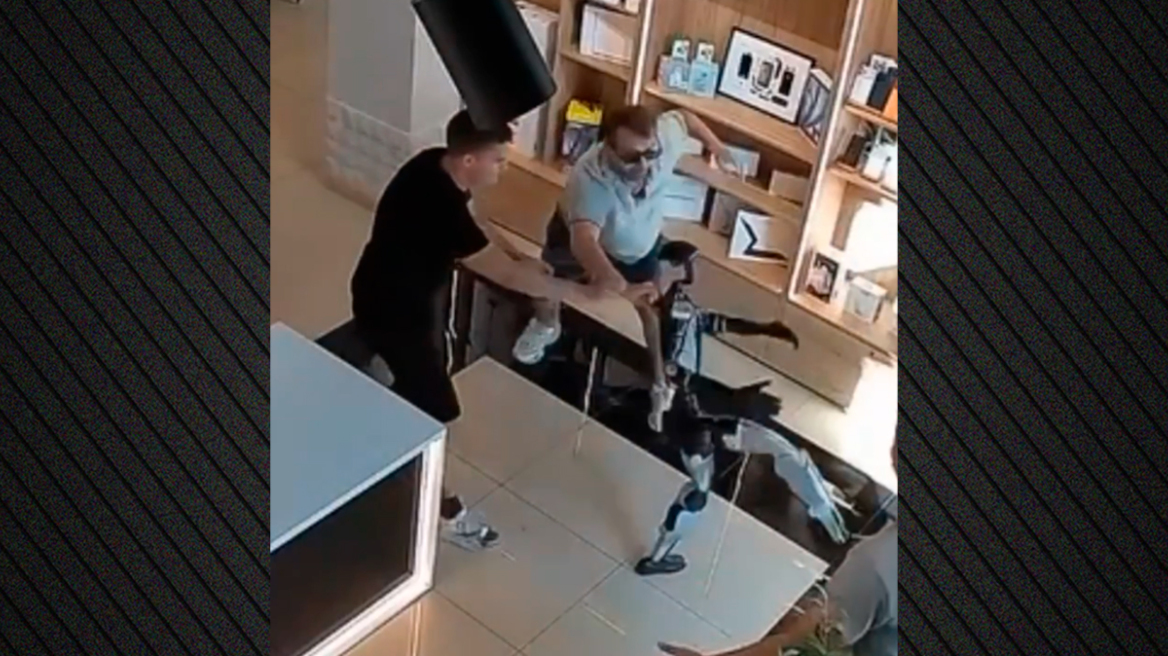 Ρομπότ στη Ρωσία... τσαντίστηκε επειδή το έσπρωξε πελάτης και του επιτέθηκε, δείτε βίντεο