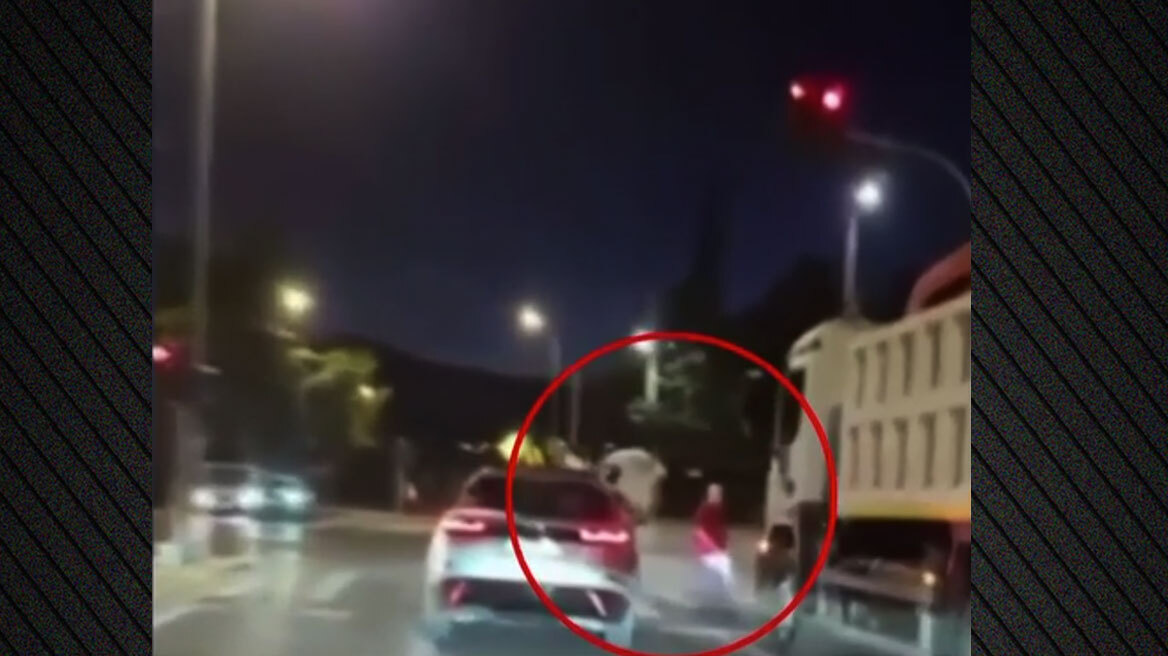 Βίντεο-ντοκουμέντο από τη Λεωφόρο Πεντέλης: Παραβίασε το κόκκινο με τον συνοδηγό να κρέμεται εκτός παραθύρου και παραλίγο να παρασύρει πεζό