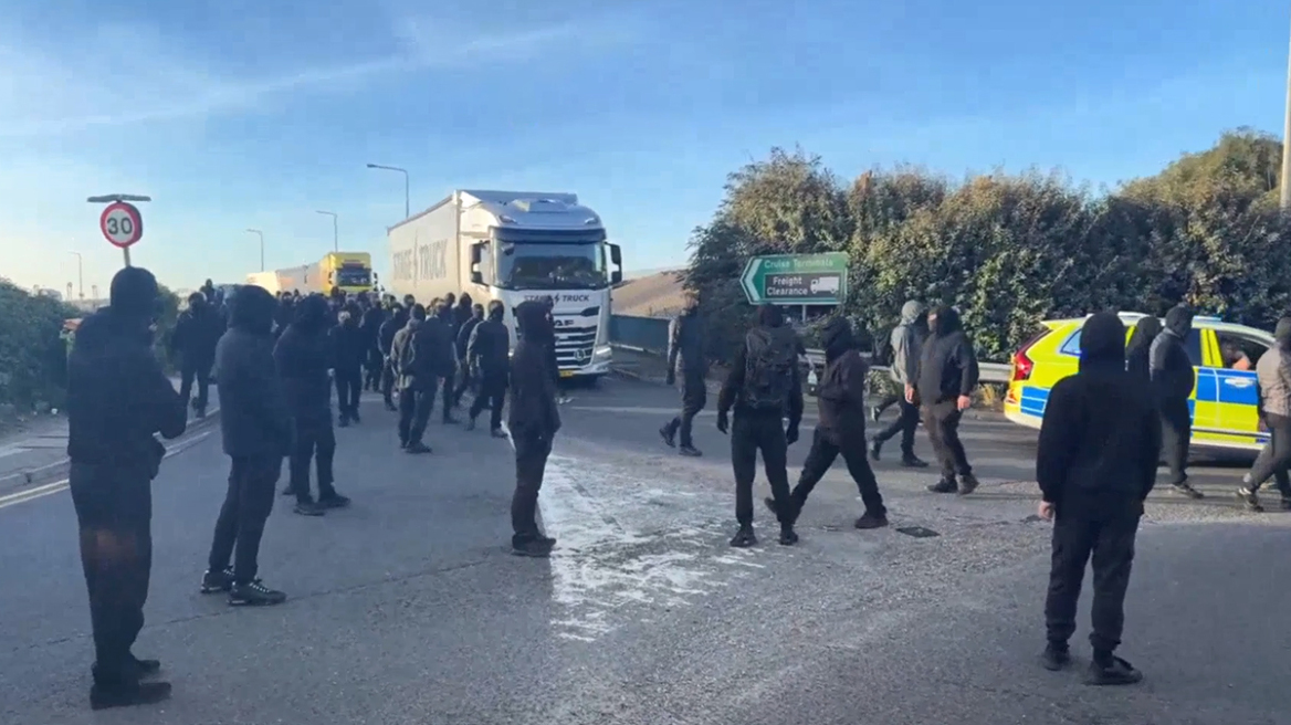 Εκατοντάδες μαυροφορεμένοι διαδηλωτές έκλεισαν το λιμάνι του Ντόβερ σε διαμαρτυρία κατά των μεταναστών
