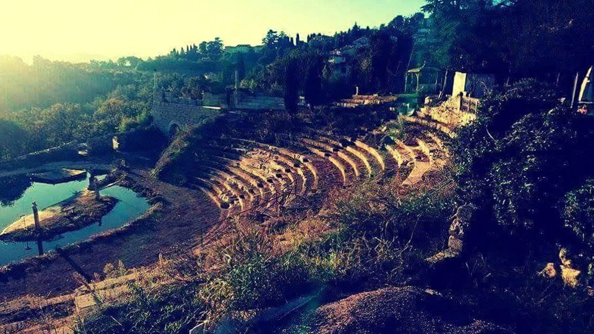 «Αρχαιοελληνικό θέατρο μαϊμού»: Πούλησε για χρόνια ένα ψεύτικο θέατρο ως αρχαιολογικό θησαυρό