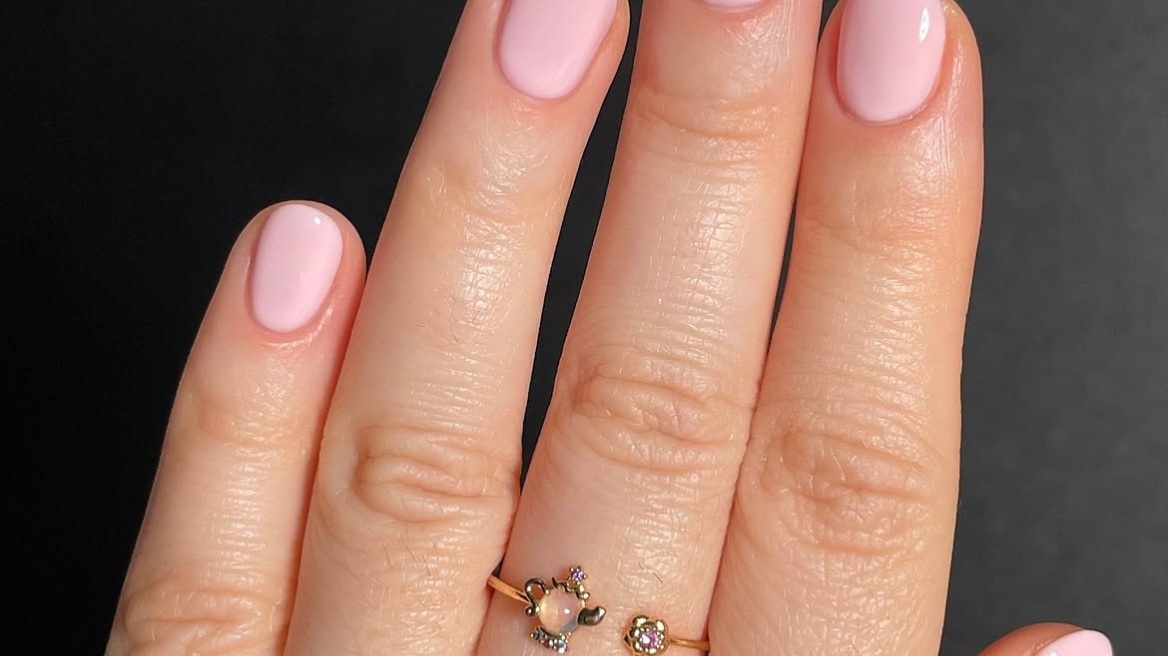 Bubble Bath Nails: Γιατί η συγκεκριμένη απόχρωση νυχιών δεν θα φύγει ποτέ από τη μόδα