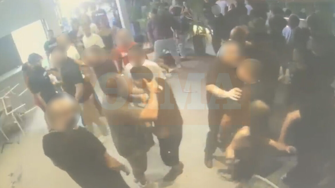 Beach bar στη Χαλκιδική μετατράπηκε σε... ρινγκ: Άγριο ξύλο μπροστά σε θαμώνες μετά από επεισόδιο με 27χρονο Γερμανό, δείτε βίντεο