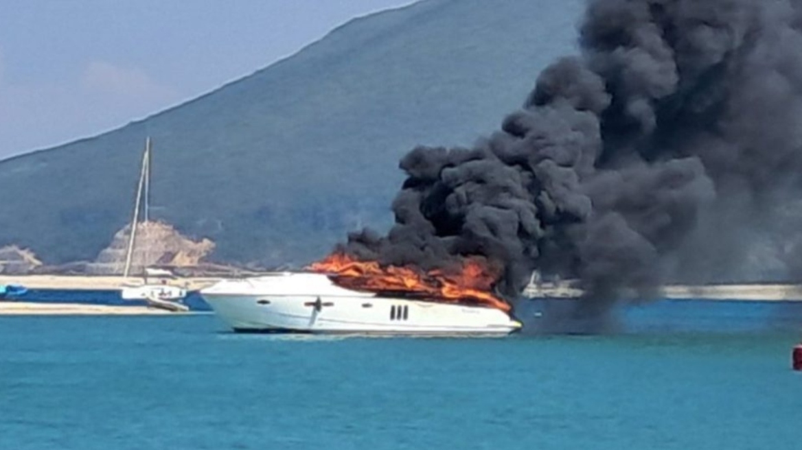 Θαλαμηγός τυλίχθηκε στις φλόγες στη Λευκάδα: Διασώθηκαν οι τρεις επιβαίνοντες, δείτε βίντεο