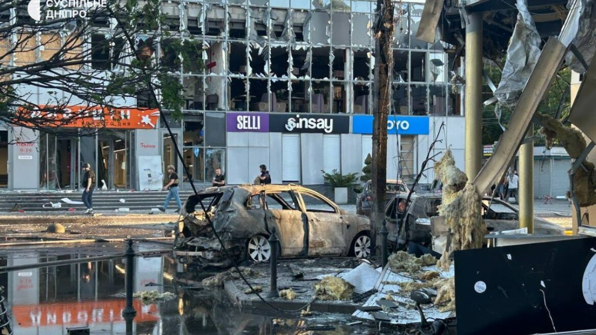 Πόλεμος στην Ουκρανία: Τουλάχιστον πέντε νεκροί και 67 τραυματίες από τη ρωσική επιδρομή σε εμπορικό κέντρο
