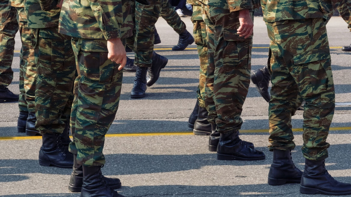 Αυξήσεις και αναδρομικά για 150.000 ένστολους μέσα στις γιορτές