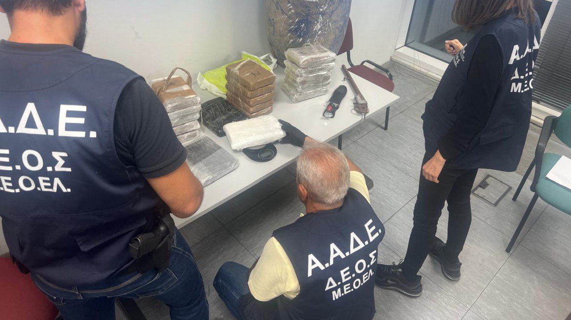 Επιχείρηση «τα άνθη του κακού» της ΑΑΔΕ: Βρέθηκαν ακόμα 26,8 κιλά κοκαΐνης κρυμμένα σε γιαπί και «λαγούμι»