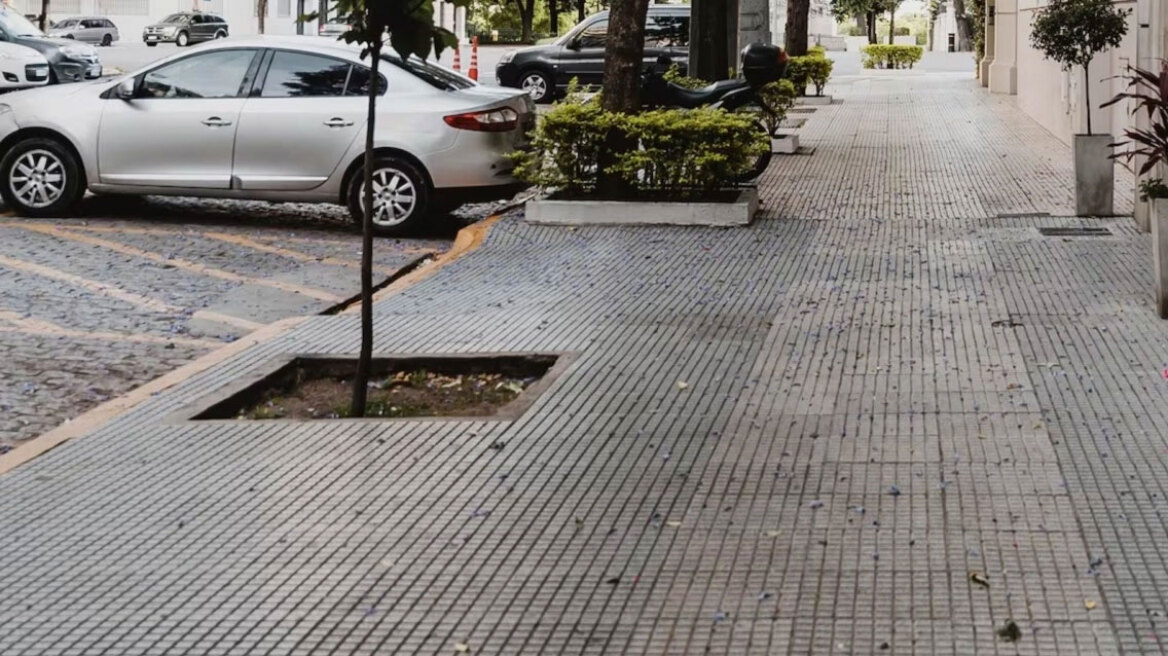 Το Μαρόκο σκάβει την άσφαλτο για να καταπολεμήσει τον μεγάλο εχθρό της νότιας Ευρώπης