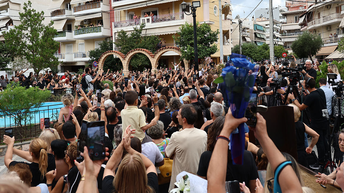 «Ώρες μικρές», «Είσαι το λάθος μου το τελευταίο»: Με αγαπημένα τραγούδια του Γιώργου Μαζωνάκη τον αποχαιρετά ο κόσμος στην Αγία Τριάδα Νίκαιας, βίντεο