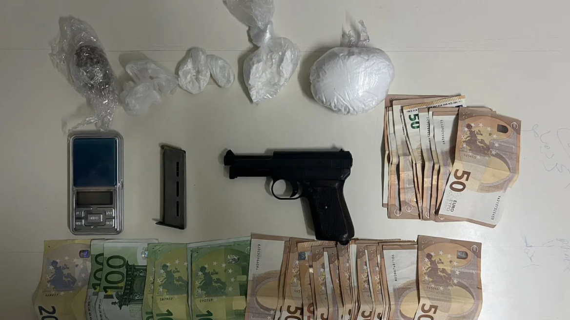 Δύο συλλήψεις για διακίνηση κοκαΐνης στο κέντρο της Αθήνας, βρέθηκε και πιστόλι με σφαίρα στη θαλάμη
