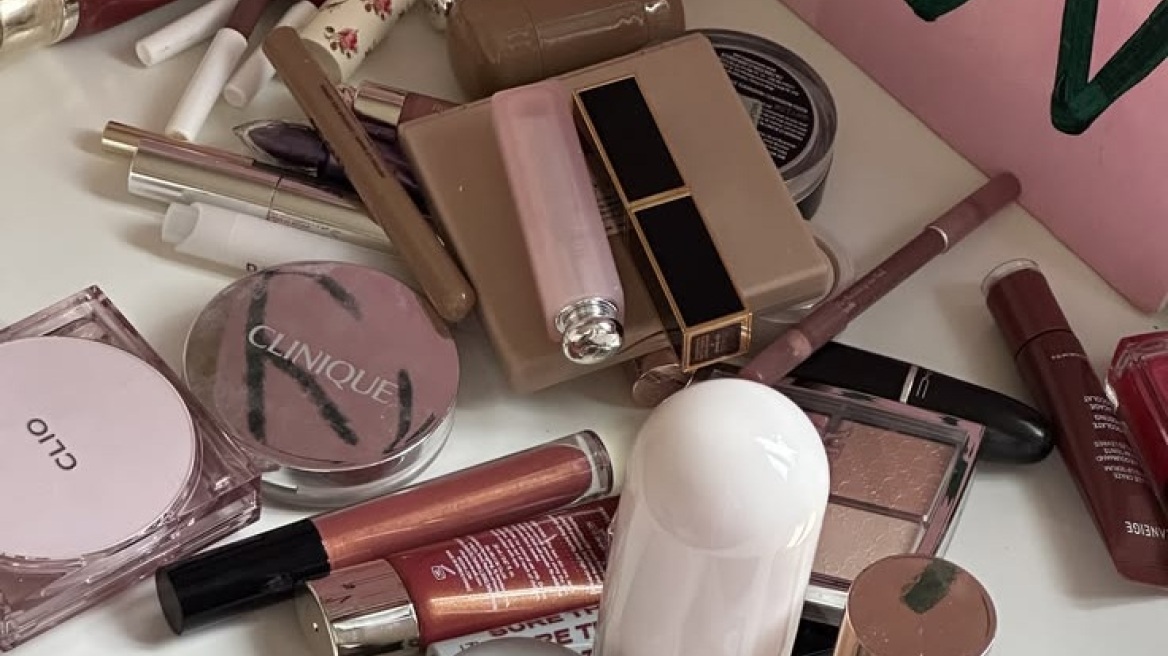 Beauty decluttering: Τι πρέπει να πετάξουμε, τι να τελειώσουμε και τι να σταματήσουμε να αγοράζουμε τη νέα σεζόν

