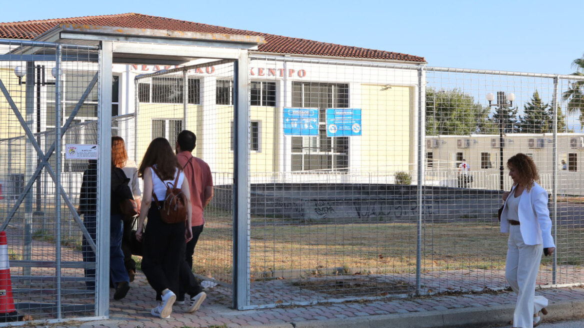«Έβλεπα την αμαξοστοιχία σαν να μπαίνει σε στεφάνι φωτιάς»: Συγκλονίζει η κατάθεση επιζήσασας στη δίκη για τα Τέμπη