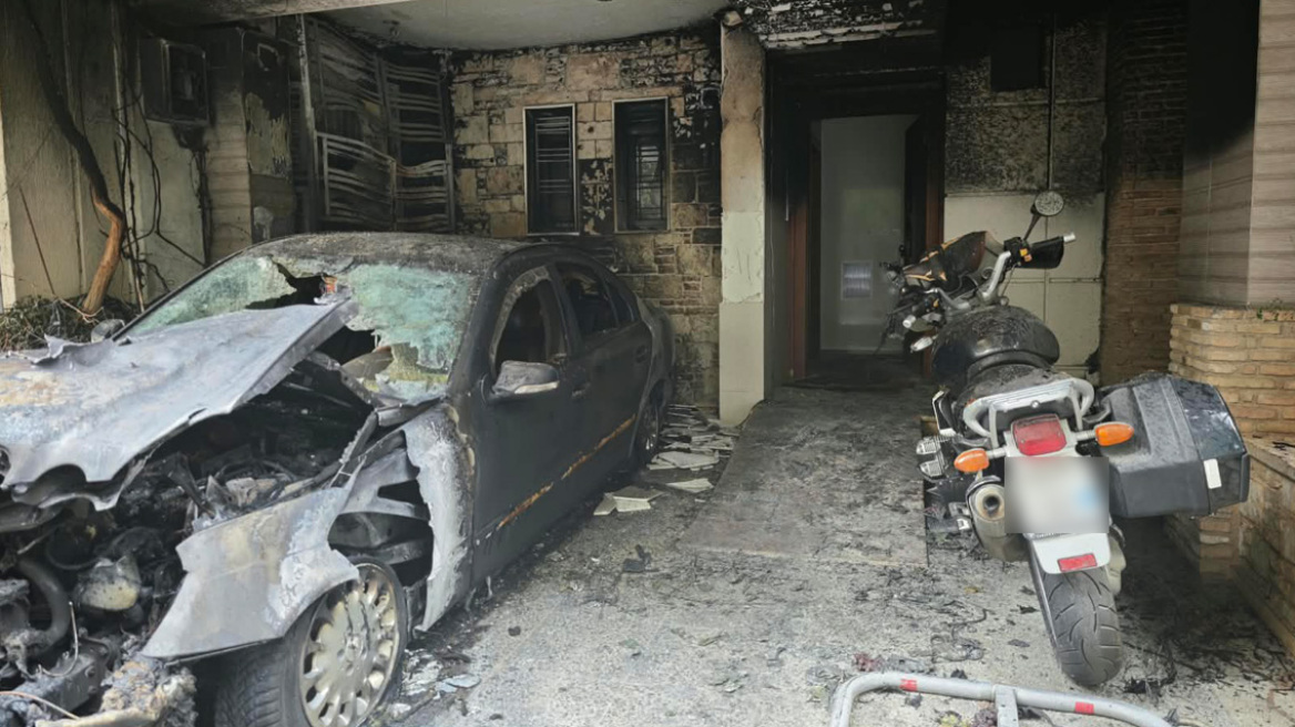 Δύο εμπρηστικές επιθέσεις σε πιλοτές πολυκατοικιών σε Ζωγράφου και Γαλάτσι, κάηκε αυτοκίνητο αντιδημάρχου