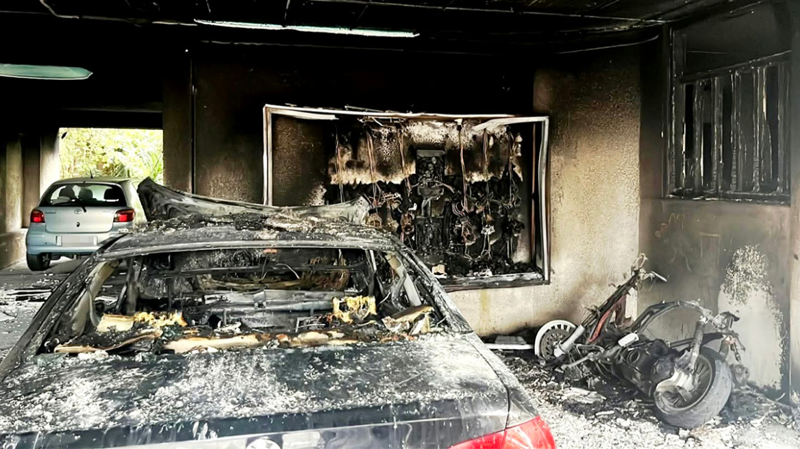 Φωτιά σε πιλοτή πολυκατοικίας στο Γαλάτσι, κάηκαν ΙΧ και μηχανή, δύο άτομα στο νοσοκομείο