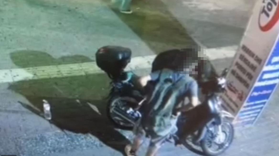 Δείτε βίντεο: Αστυνομικοί πιάνουν επ' αυτοφώρω δύο άτομα να κλέβουν μηχανάκι στην πλατεία Καραϊσκάκη