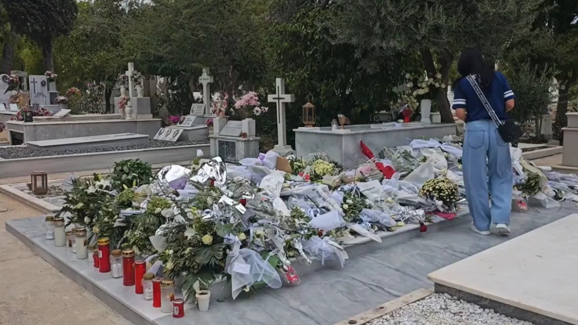 Βουβό προσκύνημα στο μνήμα του Γιώργου Μαζωνάκη: Δεκάδες θαυμαστές στο νεκροταφείο με λουλούδια και τα τραγούδια του να παίζουν