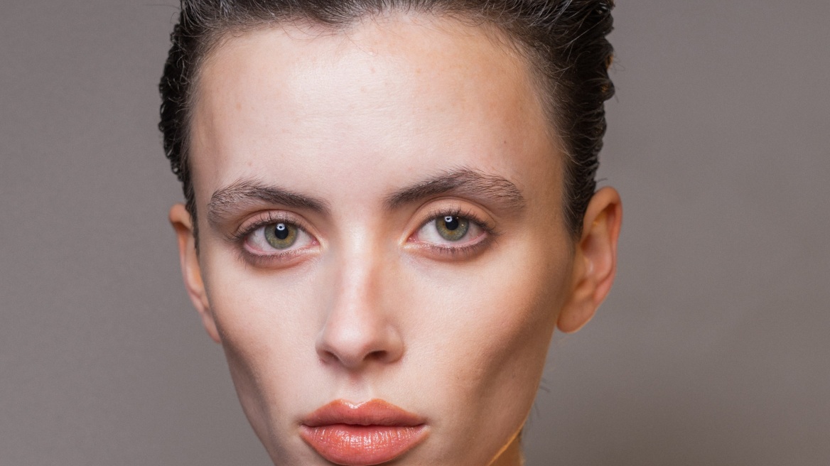 Full-coverage foundation, skin tint ή concealer: Ποιο χρειάζεστε πραγματικά;