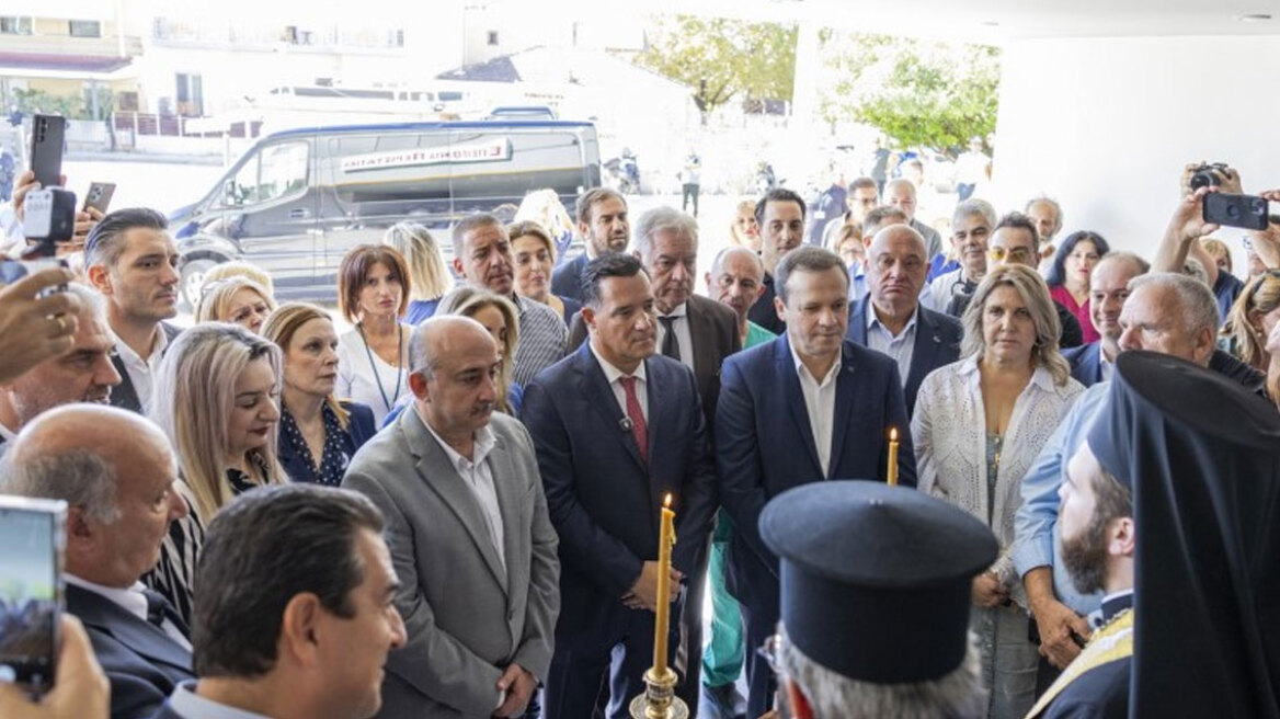 Με λουλούδια υποδέχθηκαν τον Άδωνη Γεωργιάδη στο Νοσοκομείο Τρικάλων