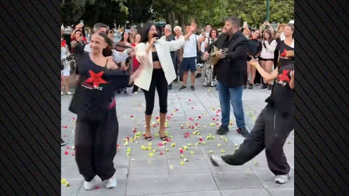 Βίντεο: Η Αναστασία τραγούδησε στο Σύνταγμα, της πετούσαν γαρύφαλλα στην πλατεία