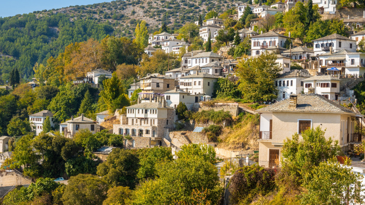 Ένα χωριό πανηγυρίζει επειδή γεννήθηκε ένα παιδί
