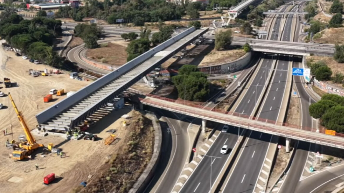 Μετακινούν γέφυρα 1.130 μέτρων με υδραυλικούς γρύλους: Το θέαμα εντυπωσιάζει