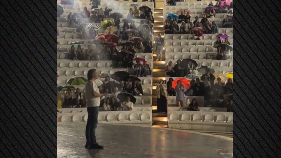 Ο Γιάννης Κότσιρας ανέβαλε συναυλία του λόγω βροχής, αλλά τραγούδησε a cappella για να ευχαριστήσει το κοινό του