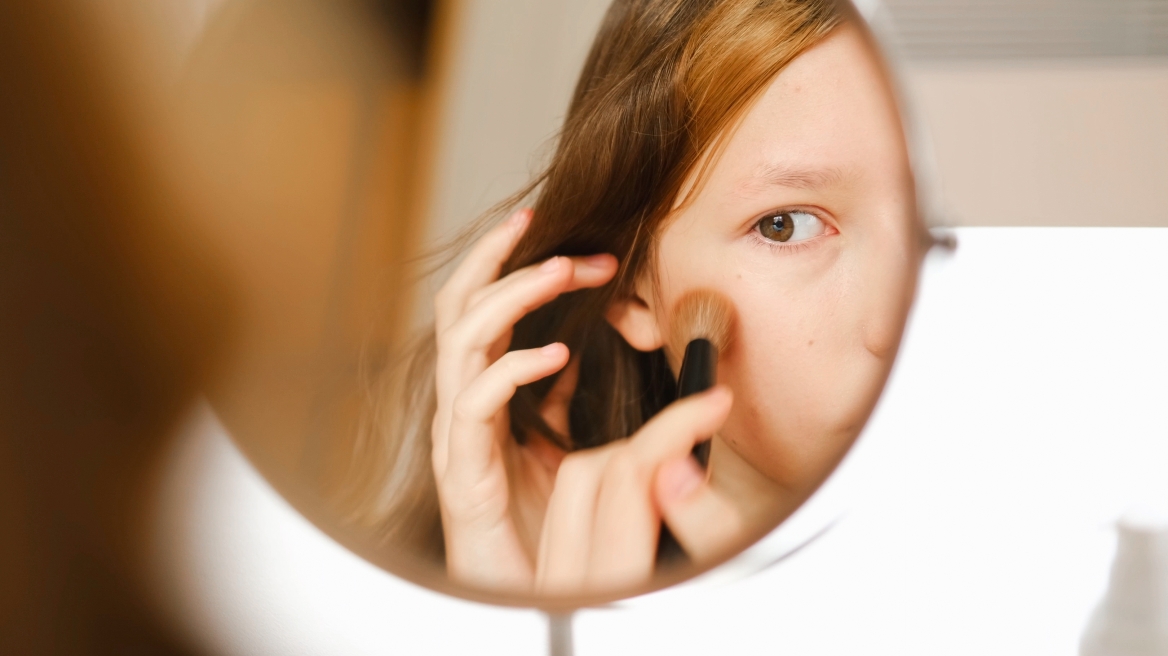 Skincare, μακιγιάζ και TikTok από το δημοτικό: Πότε το παιχνίδι με την εικόνα γίνεται λόγος ανησυχίας, τι λένε οι ειδικοί
