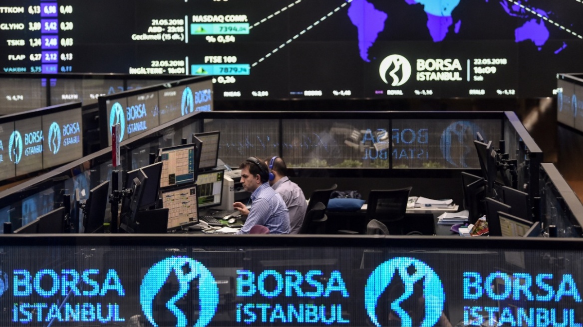 Συναγερμός στην Τουρκία μετά τις εκροές 18 δισ. δολαρίων από επενδυτικά κεφάλαια και τις συλλήψεις στελεχών της αγοράς 