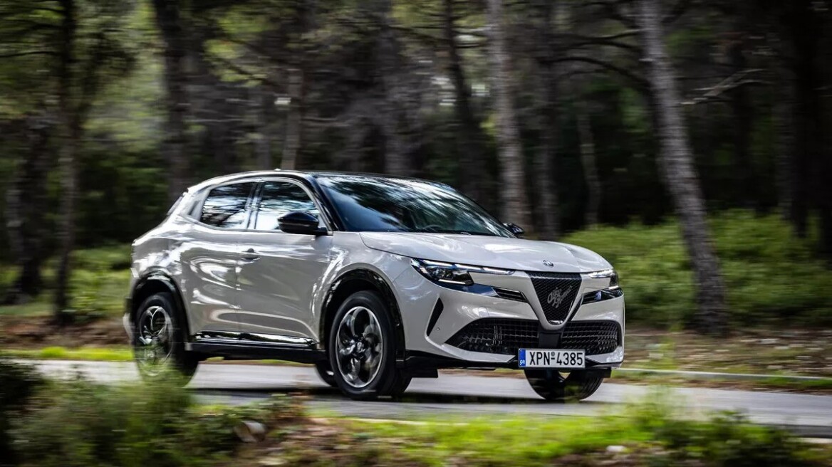 Δοκιμάζουμε την υβριδική Alfa Romeo Junior - Πόσο κοστίζει στην Ελλάδα;