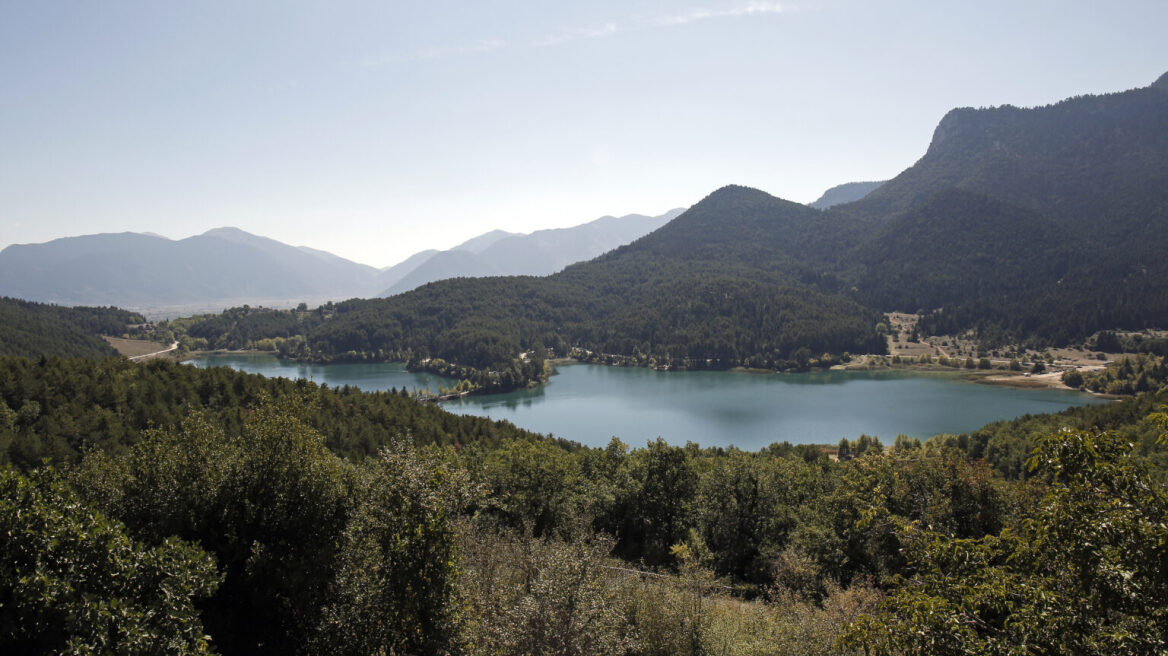  5 εκδρομές σε ελατοσκέπαστα χωριά κοντά στην Αθήνα

