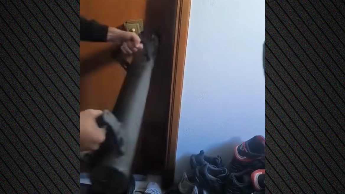 Η στιγμή που η ΕΛ.ΑΣ. μπαίνει στο σπίτι 33χρονου που διακινούσε ναρκωτικά στο Περιστέρι, δείτε βίντεο
