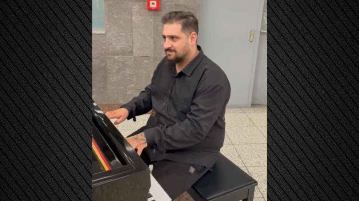 Ο διανομέας που έγινε viral με τον Μητροπάνο επέστρεψε στο πιάνο του Μετρό Συντάγματος και έπαιξε Μαζωνάκη  