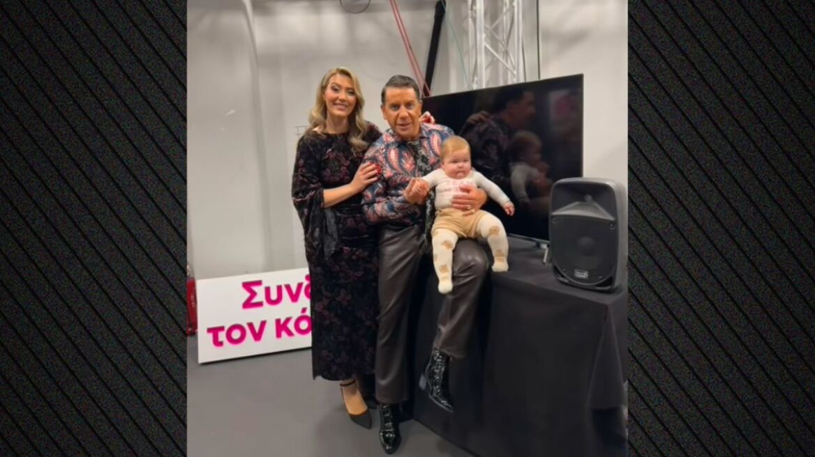Το κοριτσάκι που θα βάφτιζε ο Γιώργος Μαζωνάκης άφησε λουλούδι στον τάφο του, δείτε βίντεο