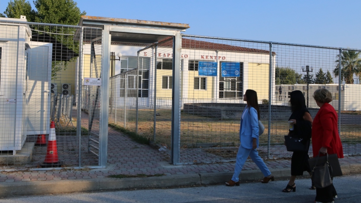 «Η κόρη μου πέθανε αβοήθητη μέσα σε ένα βαγόνι»: Συγκλονιστικές καταθέσεις συγγενών στη δίκη για τα Τέμπη