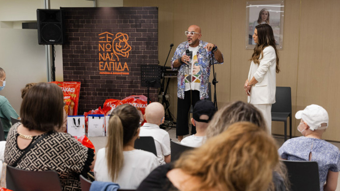 Δίπλα στην «ΕΛΠΙΔΑ» ο Γιάννης Ζουγανέλης και η Ιουλία Καλλιμάνη
