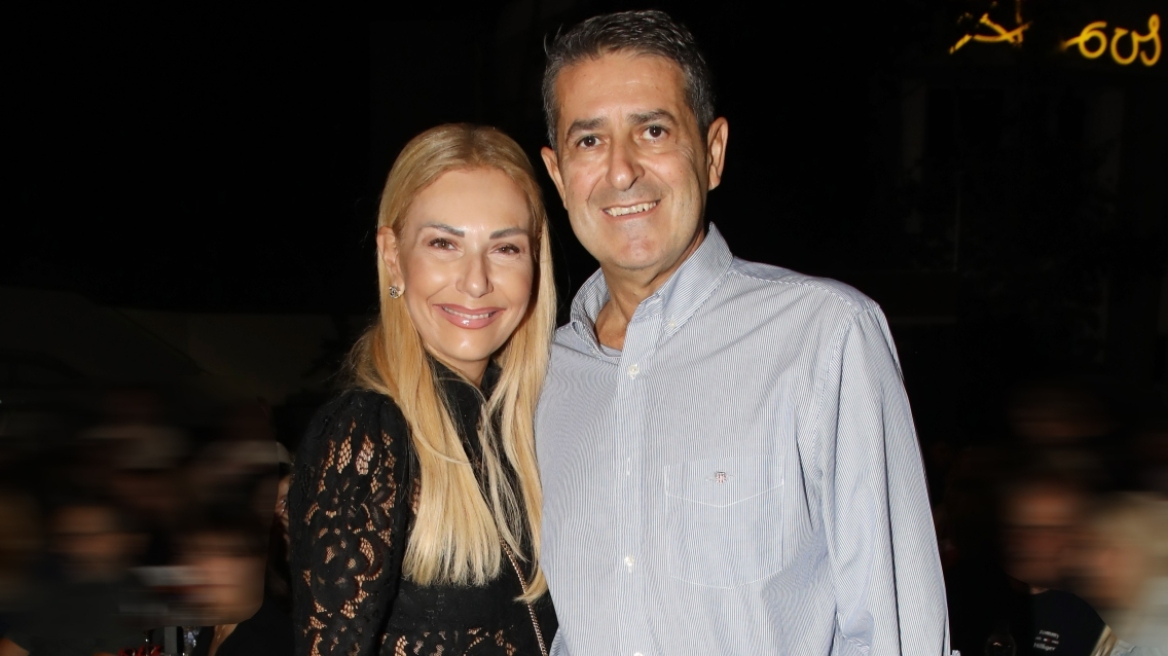 Η Τίνα Μεσσαροπούλου και ο Γιώργος Μυλωνάκης πόζαραν αγκαλιά σε βραδινή έξοδο στο θέατρο