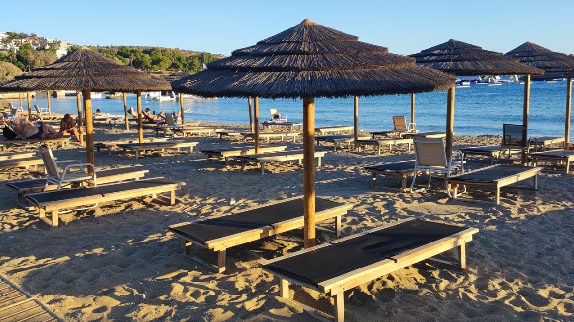 Συνελήφθη και η 21χρονη που ήταν με τον 76χρονο μετά τον θάνατο του 82χρονου στην πλαζ Βουλιαγμένης, κατηγορείται για συνέργεια