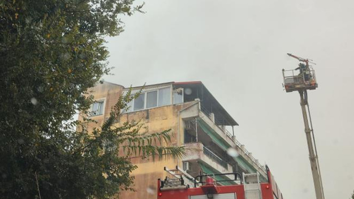 Ισχυρή καταιγίδα σάρωσε την Κέρκυρα: Πλημμύρισαν σπίτια, φωτιά από κεραυνό σε πολυκατοικία και προβλήματα σε πτήσεις