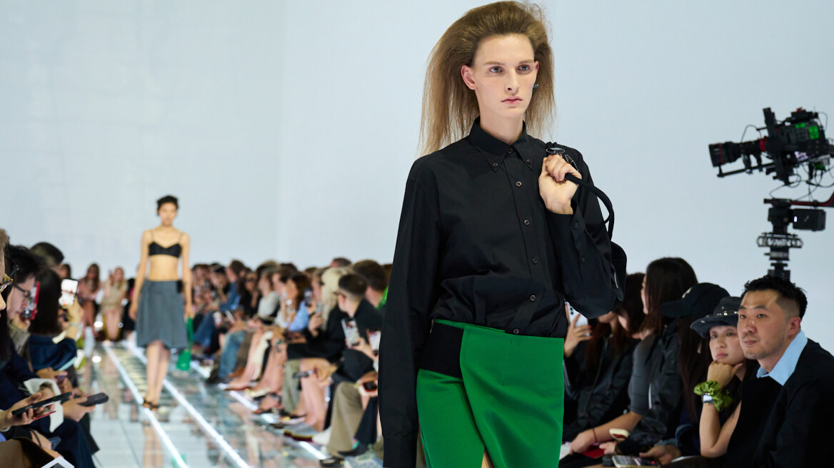 Η Prada βάζει ξανά τη φούστα στο επίκεντρο