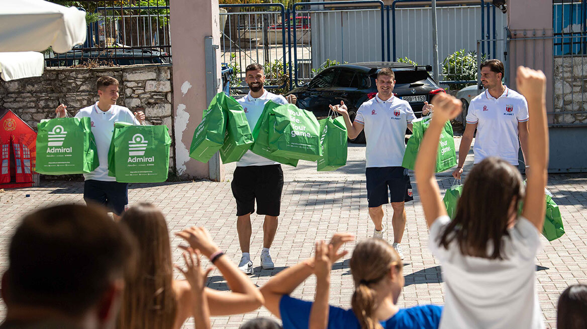 Admiral & VOLOS FC ELABET: Δίπλα στα παιδιά του Ορφανοτροφείου Βόλου.
