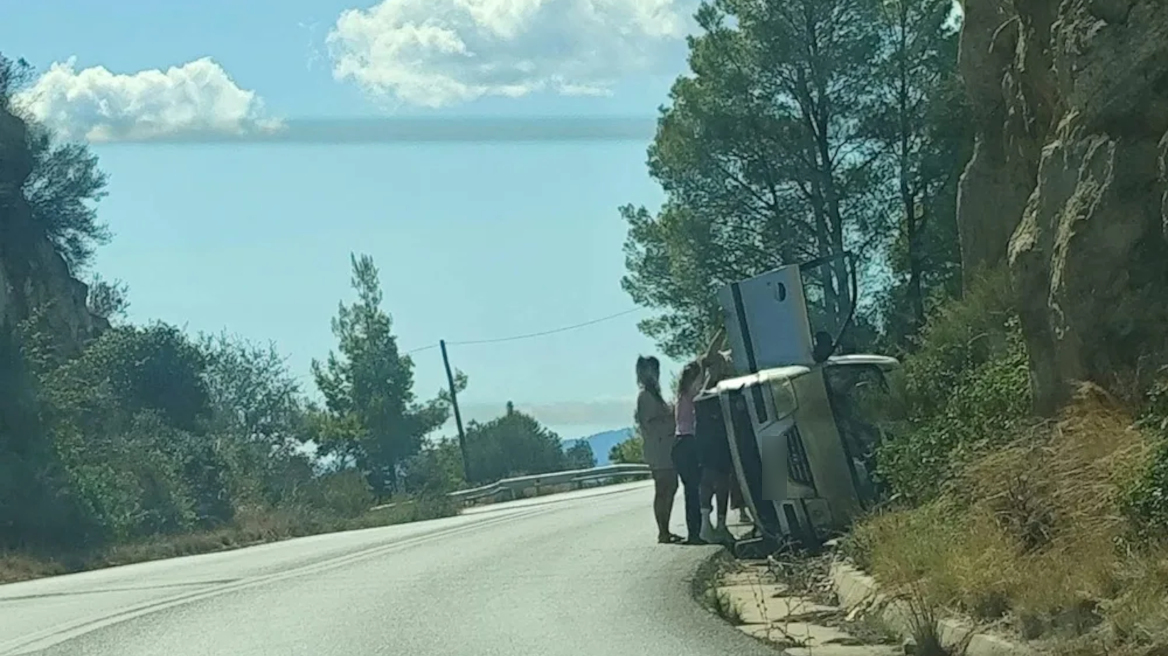 Αυτοκίνητο ανετράπη στη Χαλκιδική, διερχόμενοι έβγαλαν σώα την οδηγό

