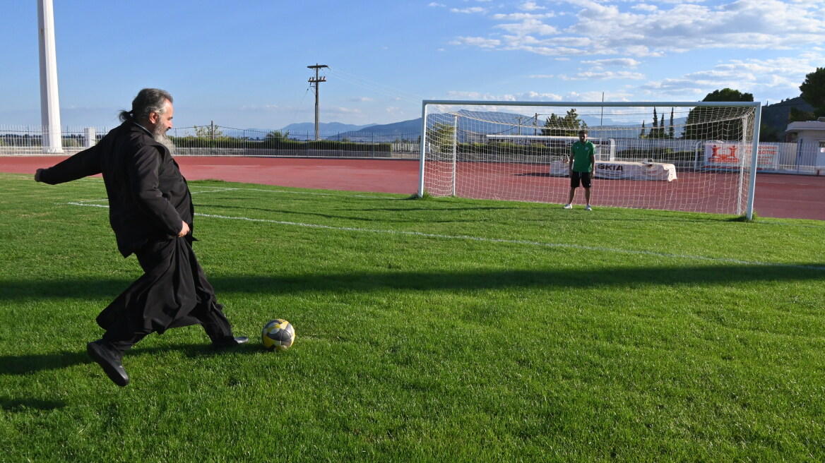 Από τον αγιασμό στα πέναλτι: Ο παπάς του Παναργειακού έκλεψε την παράσταση, δείτε φωτογραφίες