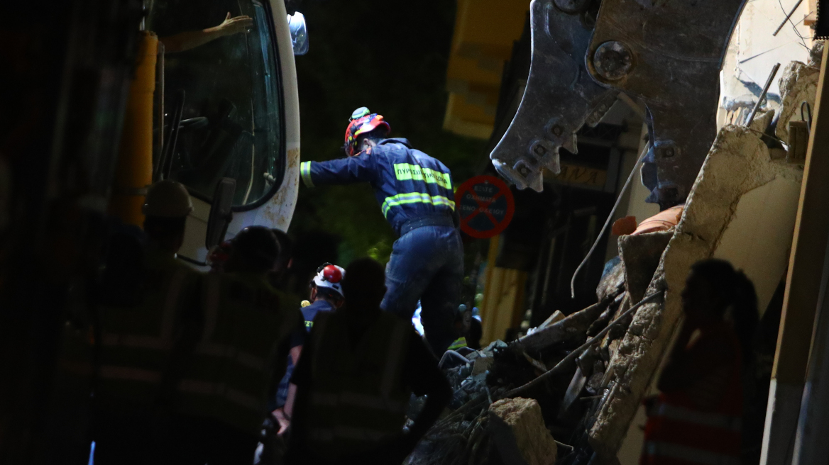 Σε εξέλιξη η επιχείρηση της ΕΜΑΚ μετά την κατάρρευση του σπιτιού στην Πλάκα, τρεις σκύλοι ψάχνουν στα συντρίμμια