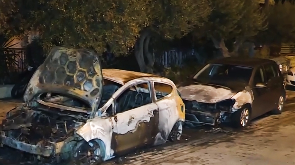 Φωτιά σε σταθμευμένο ΙΧ στην Ηλιούπολη, ζημιές σε άλλα δύο αυτοκίνητα