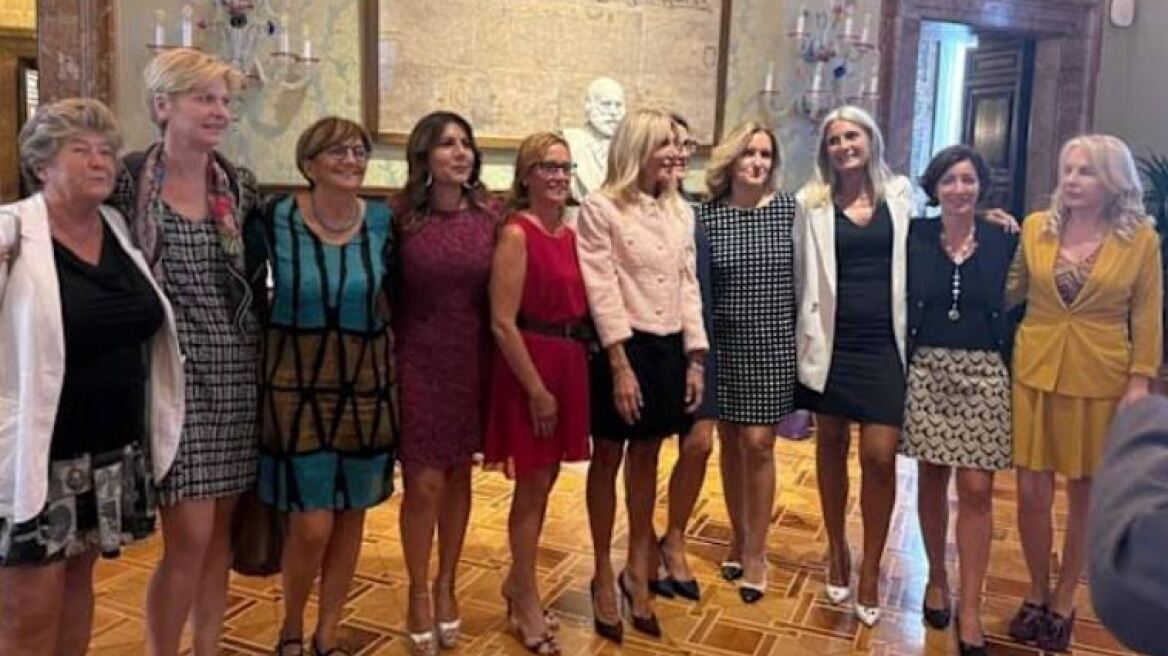 Γιατί δεκάδες Ιταλίδες πολιτικοί εμφανίστηκαν την ίδια μέρα στη Βουλή φορώντας μίνι φούστα;
